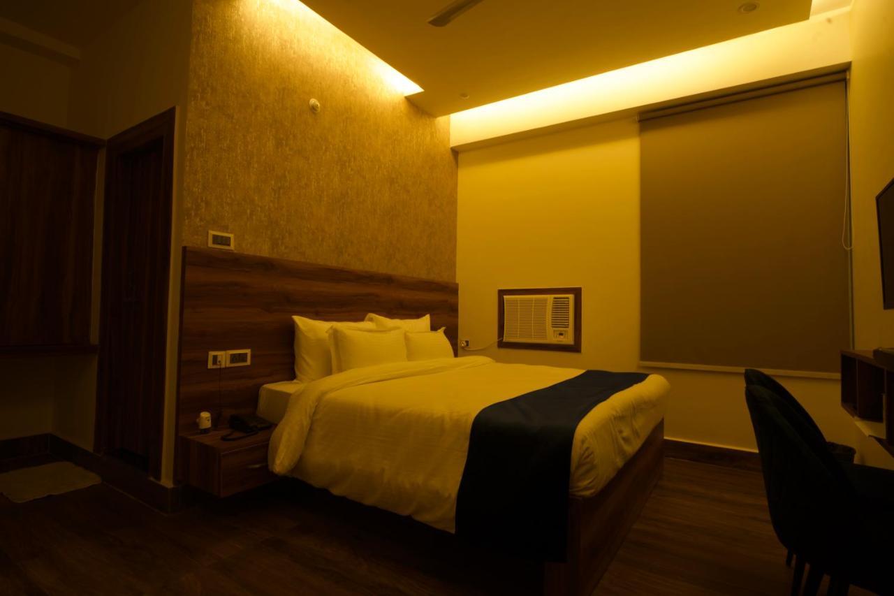 Dolphin Club Hotel Chinhat Bagian luar foto