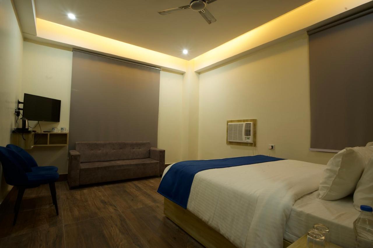 Dolphin Club Hotel Chinhat Bagian luar foto