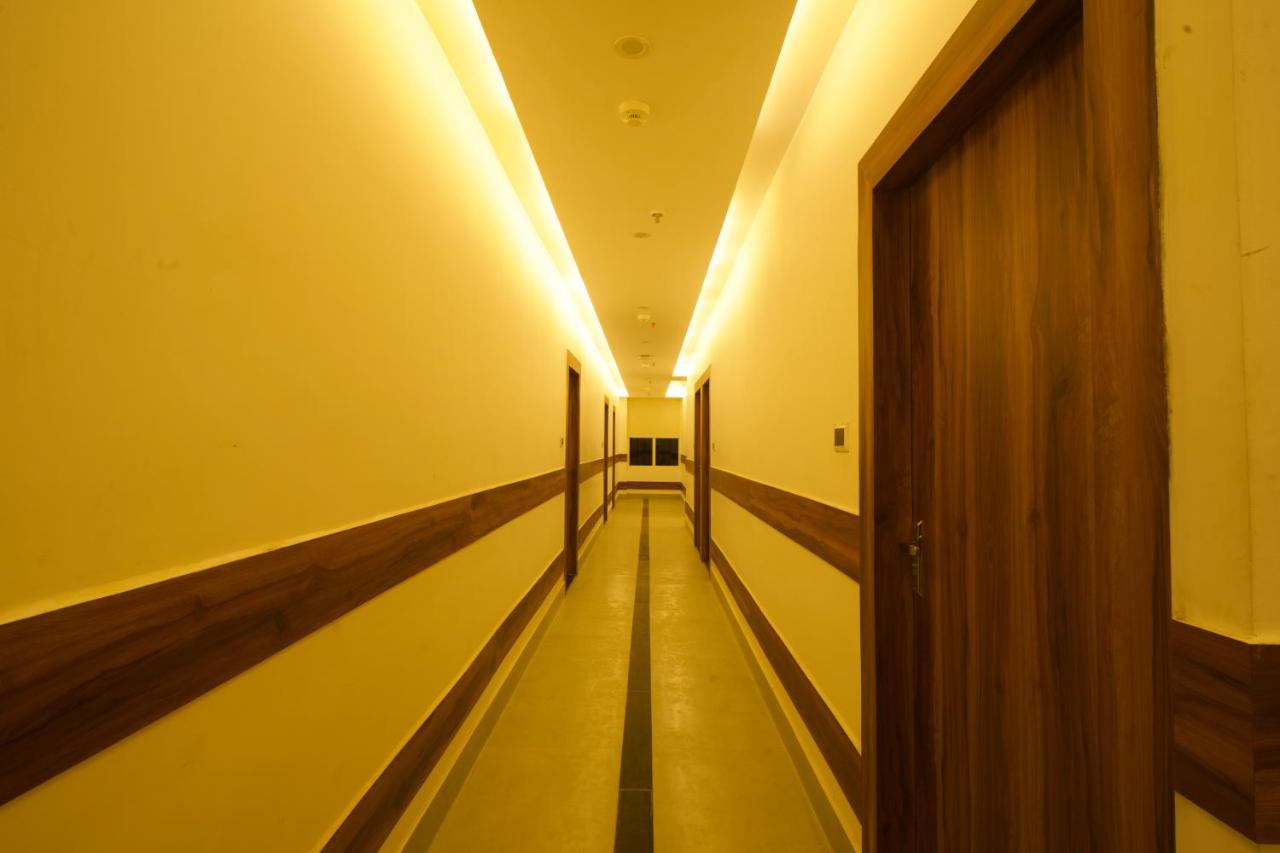 Dolphin Club Hotel Chinhat Bagian luar foto