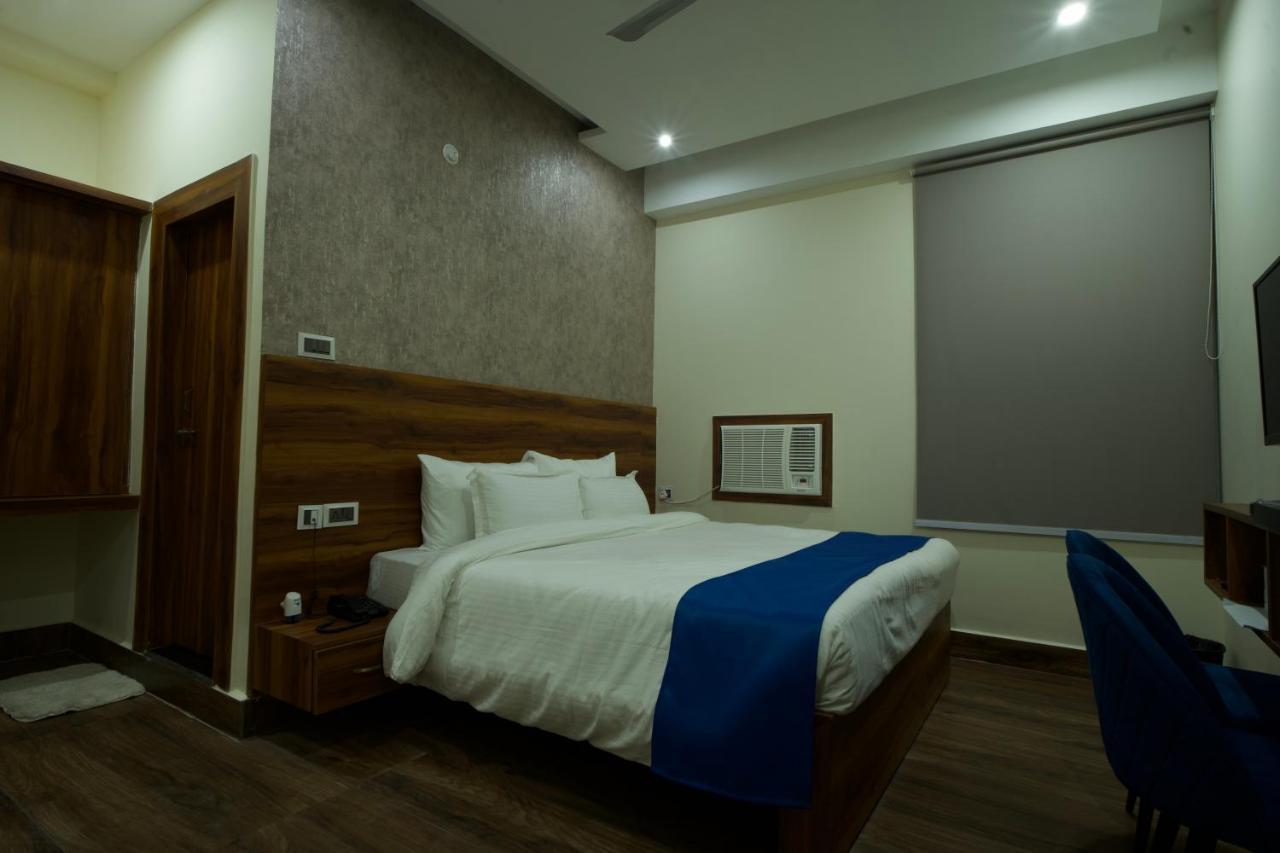 Dolphin Club Hotel Chinhat Bagian luar foto