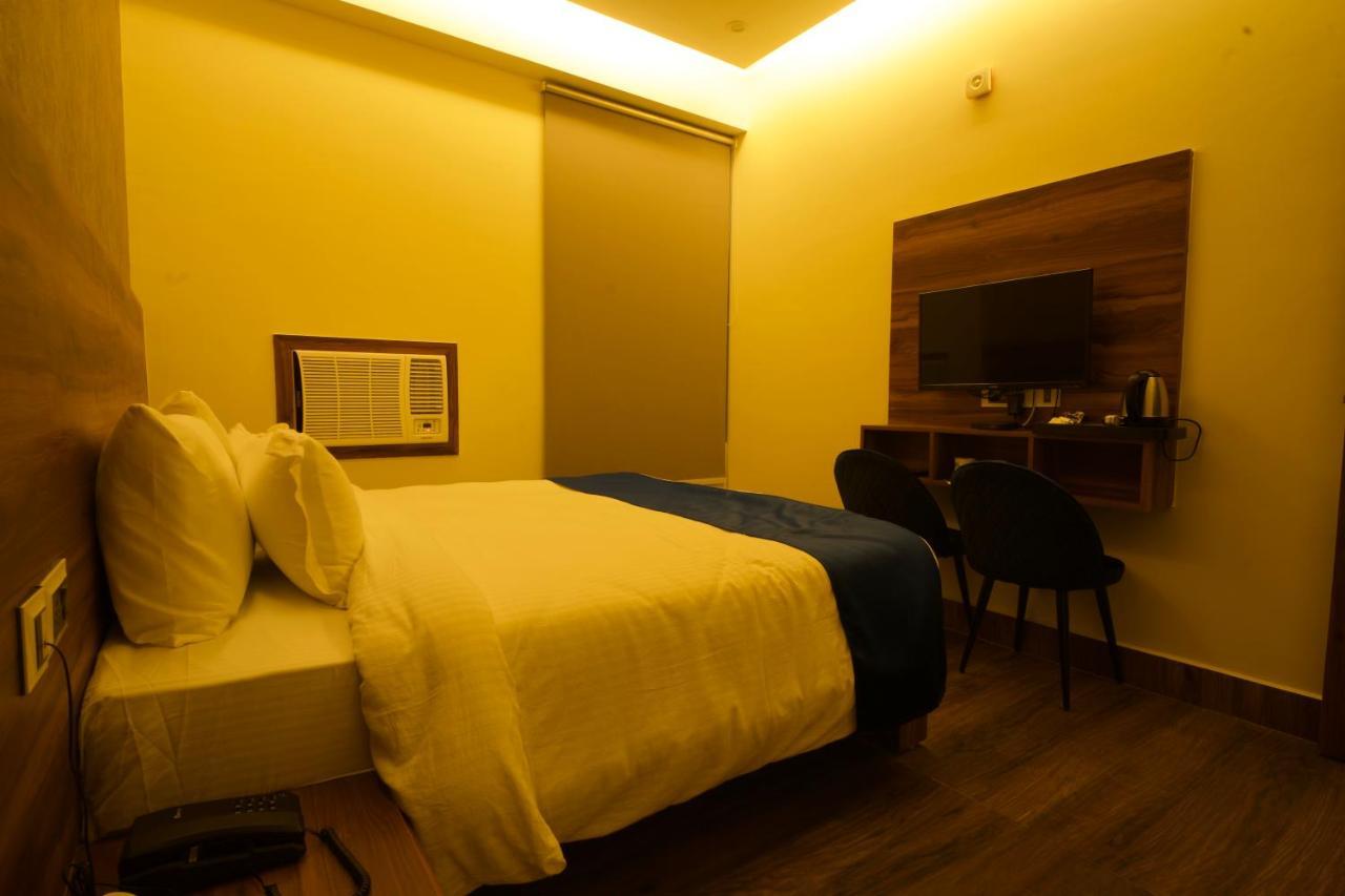 Dolphin Club Hotel Chinhat Bagian luar foto