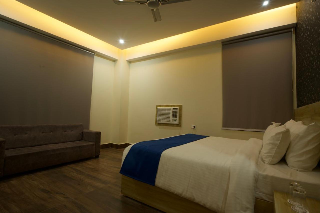 Dolphin Club Hotel Chinhat Bagian luar foto