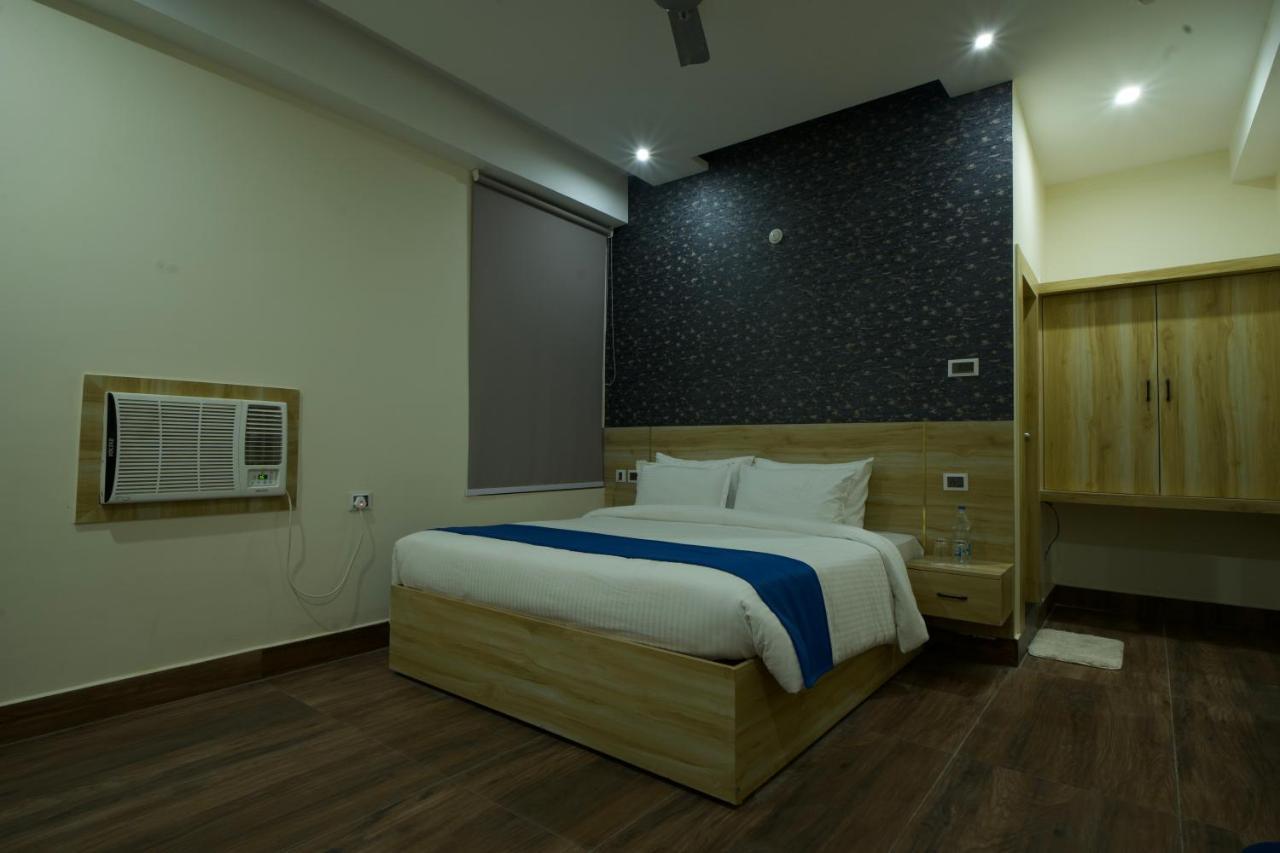 Dolphin Club Hotel Chinhat Bagian luar foto