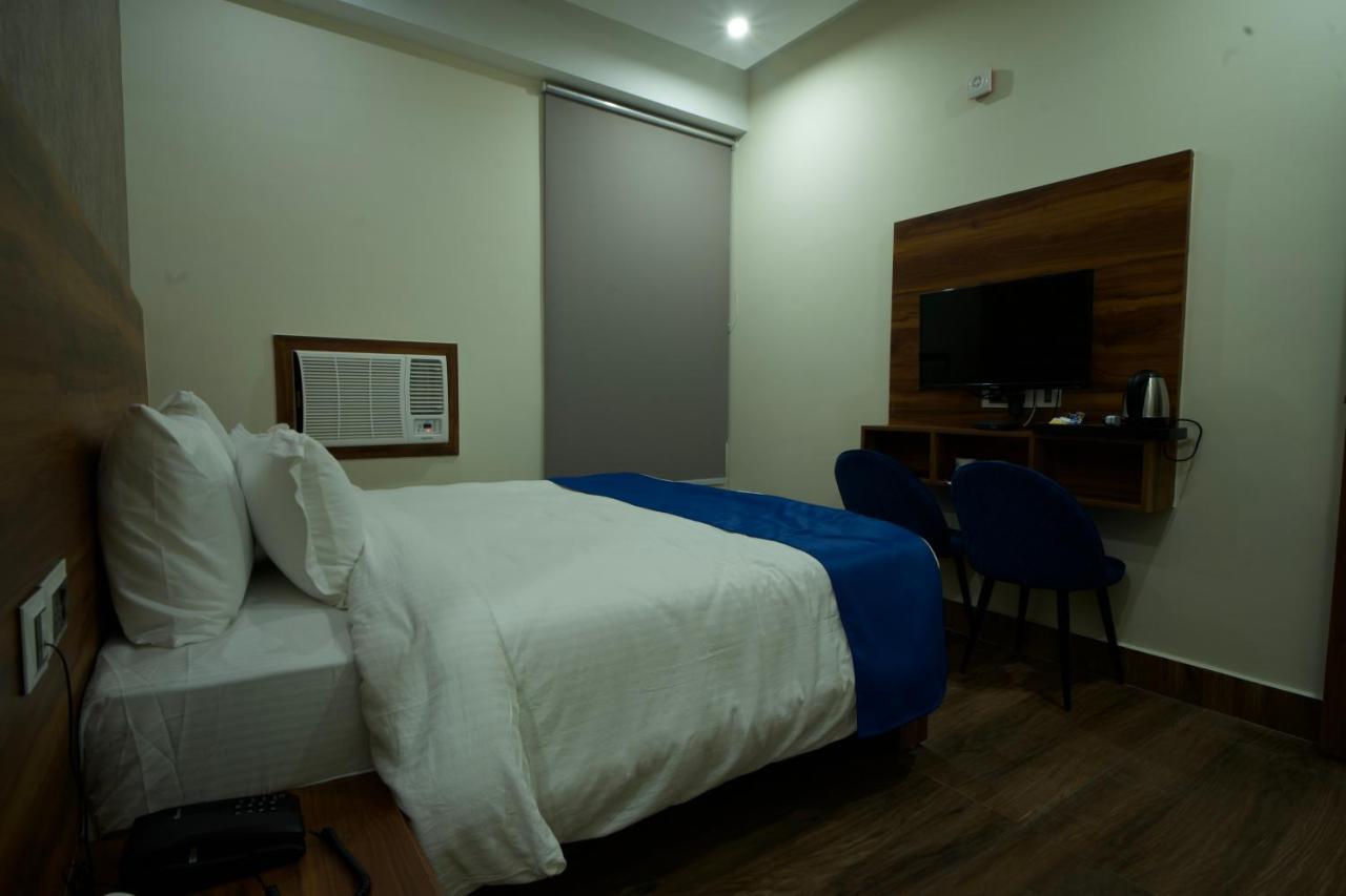 Dolphin Club Hotel Chinhat Bagian luar foto