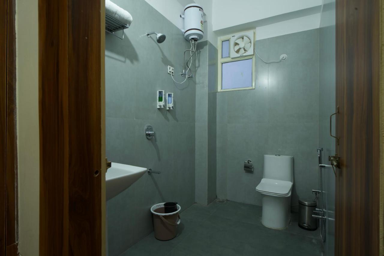 Dolphin Club Hotel Chinhat Bagian luar foto