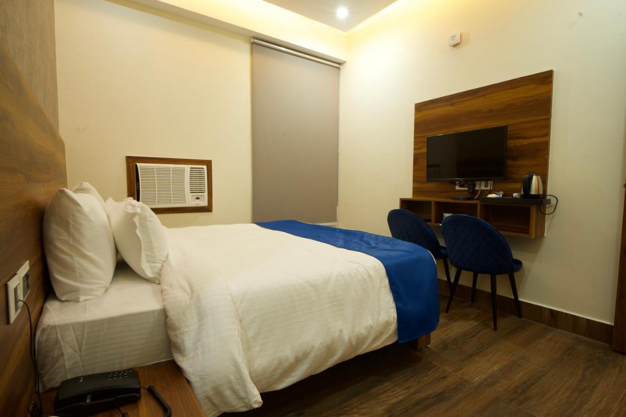 Dolphin Club Hotel Chinhat Bagian luar foto