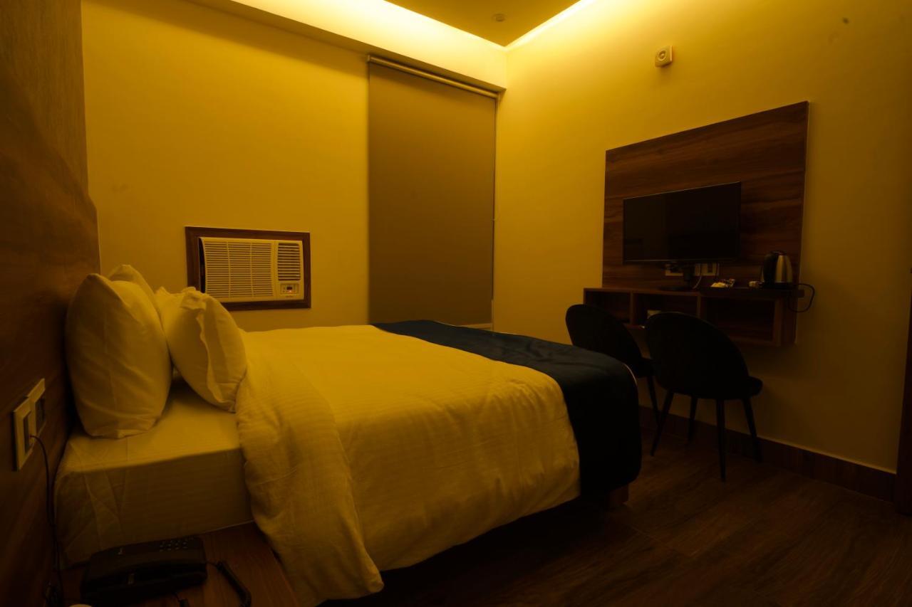 Dolphin Club Hotel Chinhat Bagian luar foto