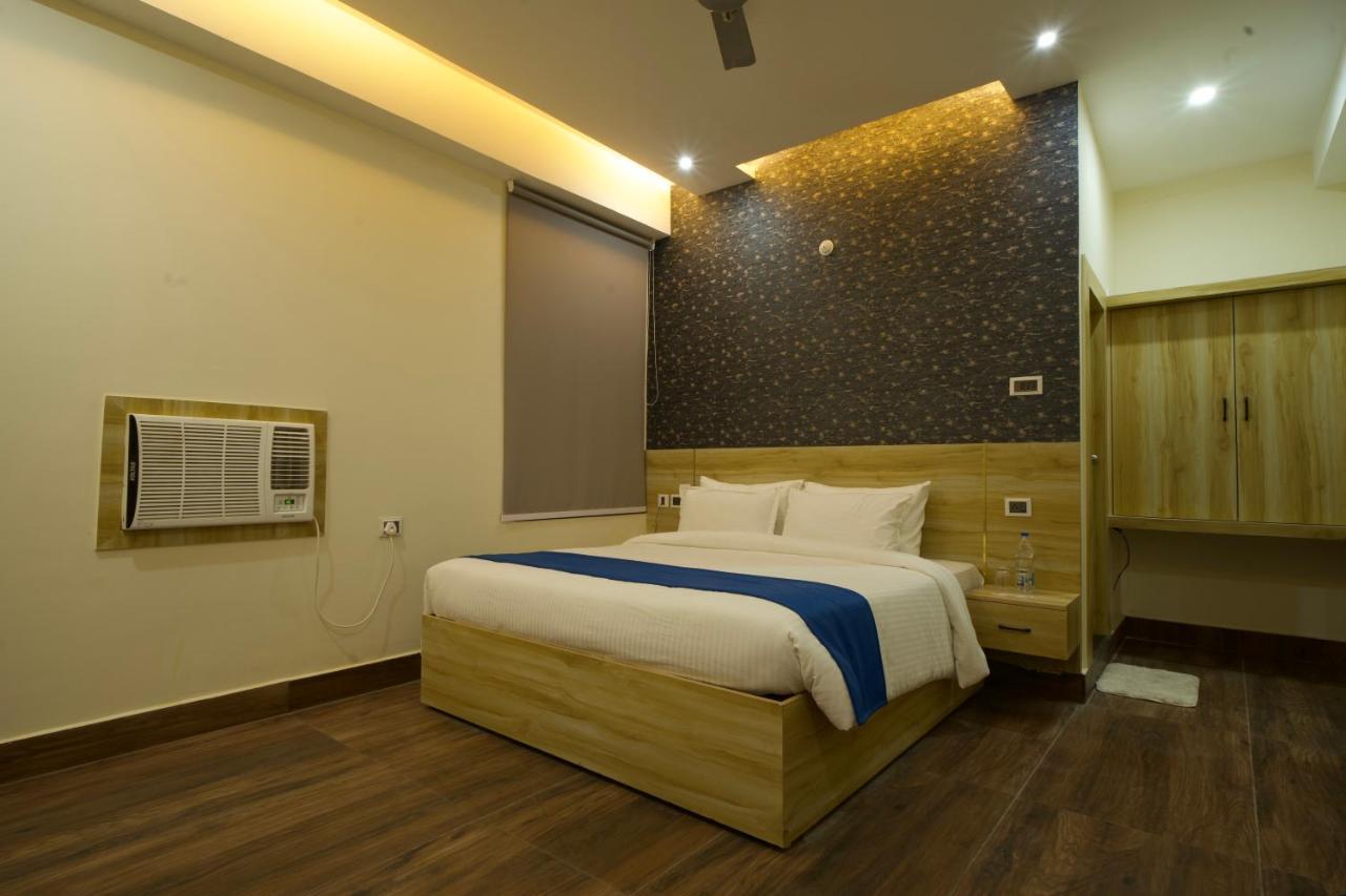 Dolphin Club Hotel Chinhat Bagian luar foto