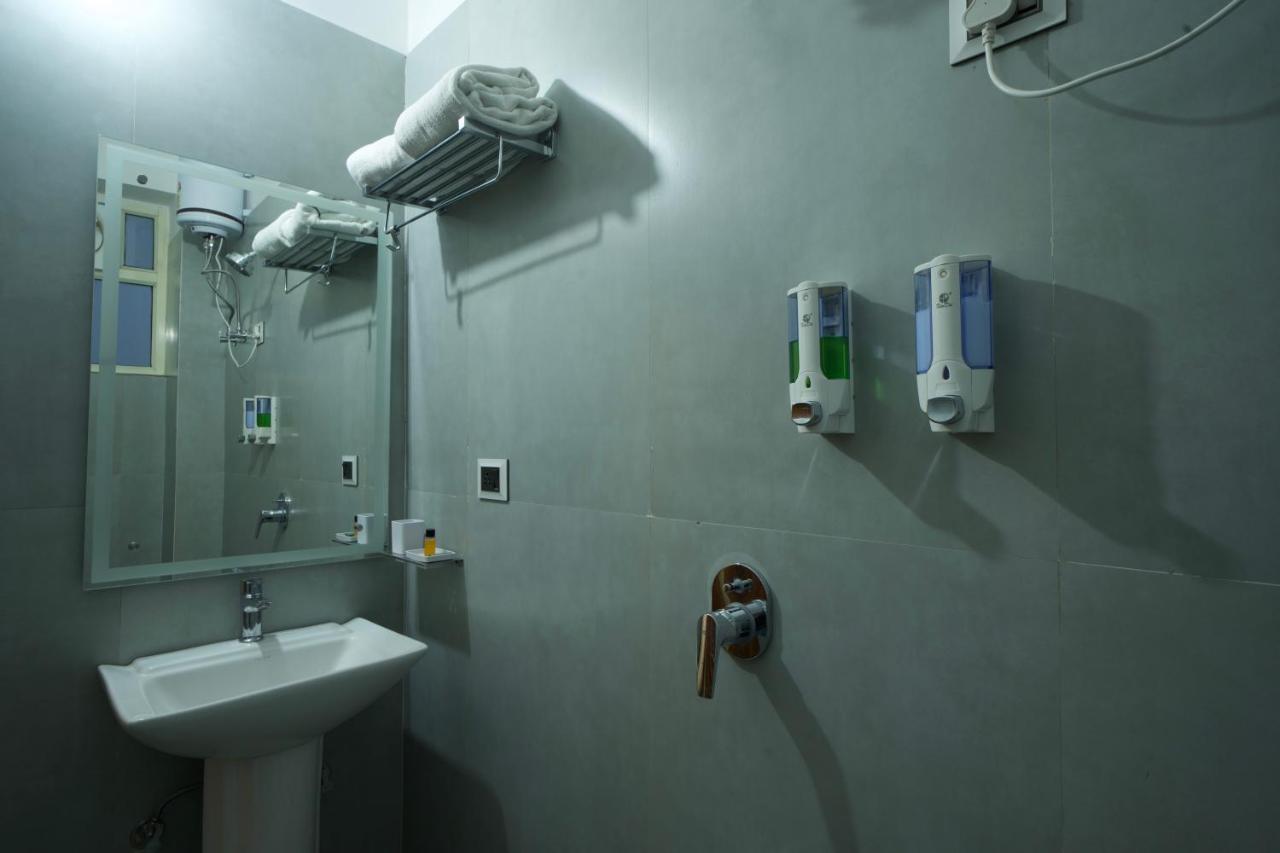 Dolphin Club Hotel Chinhat Bagian luar foto