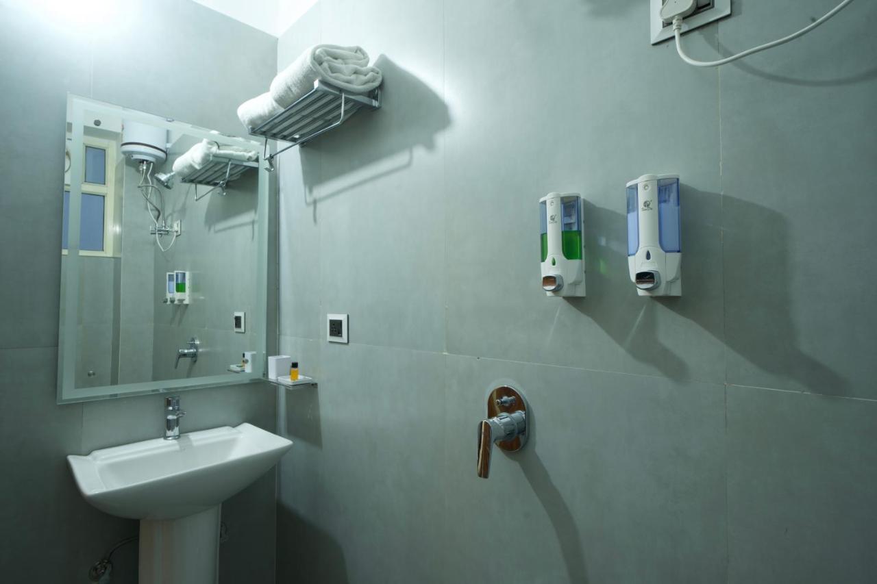 Dolphin Club Hotel Chinhat Bagian luar foto