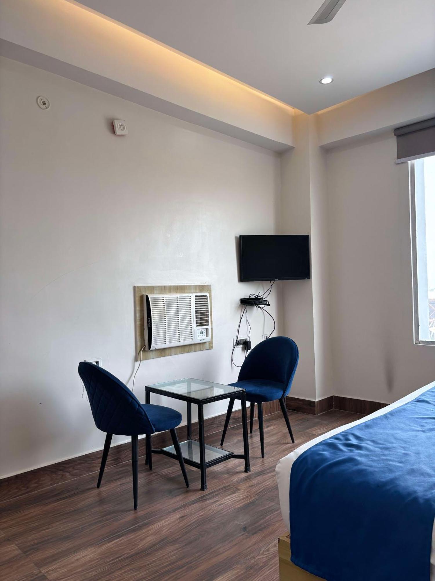 Dolphin Club Hotel Chinhat Bagian luar foto