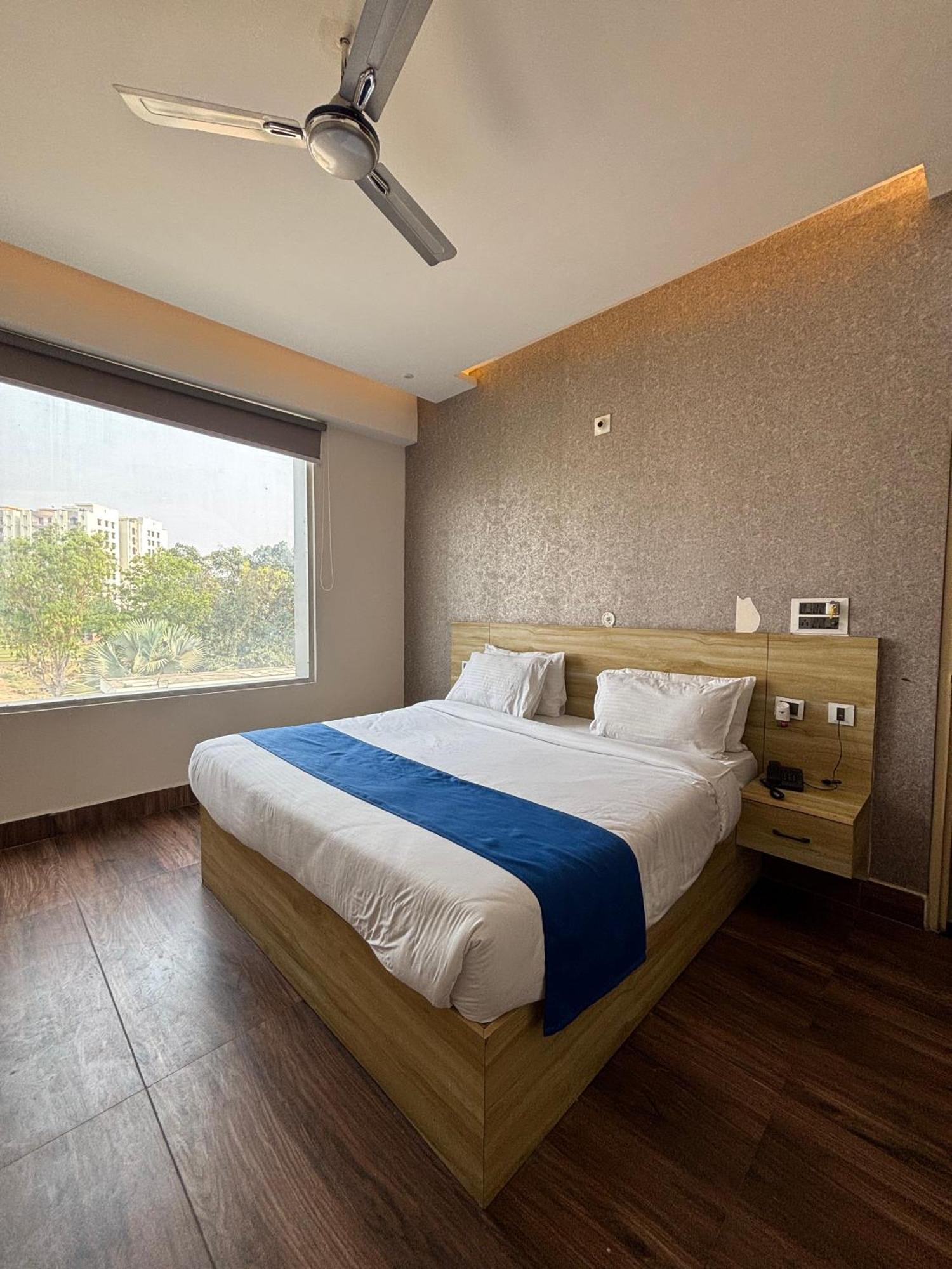 Dolphin Club Hotel Chinhat Bagian luar foto