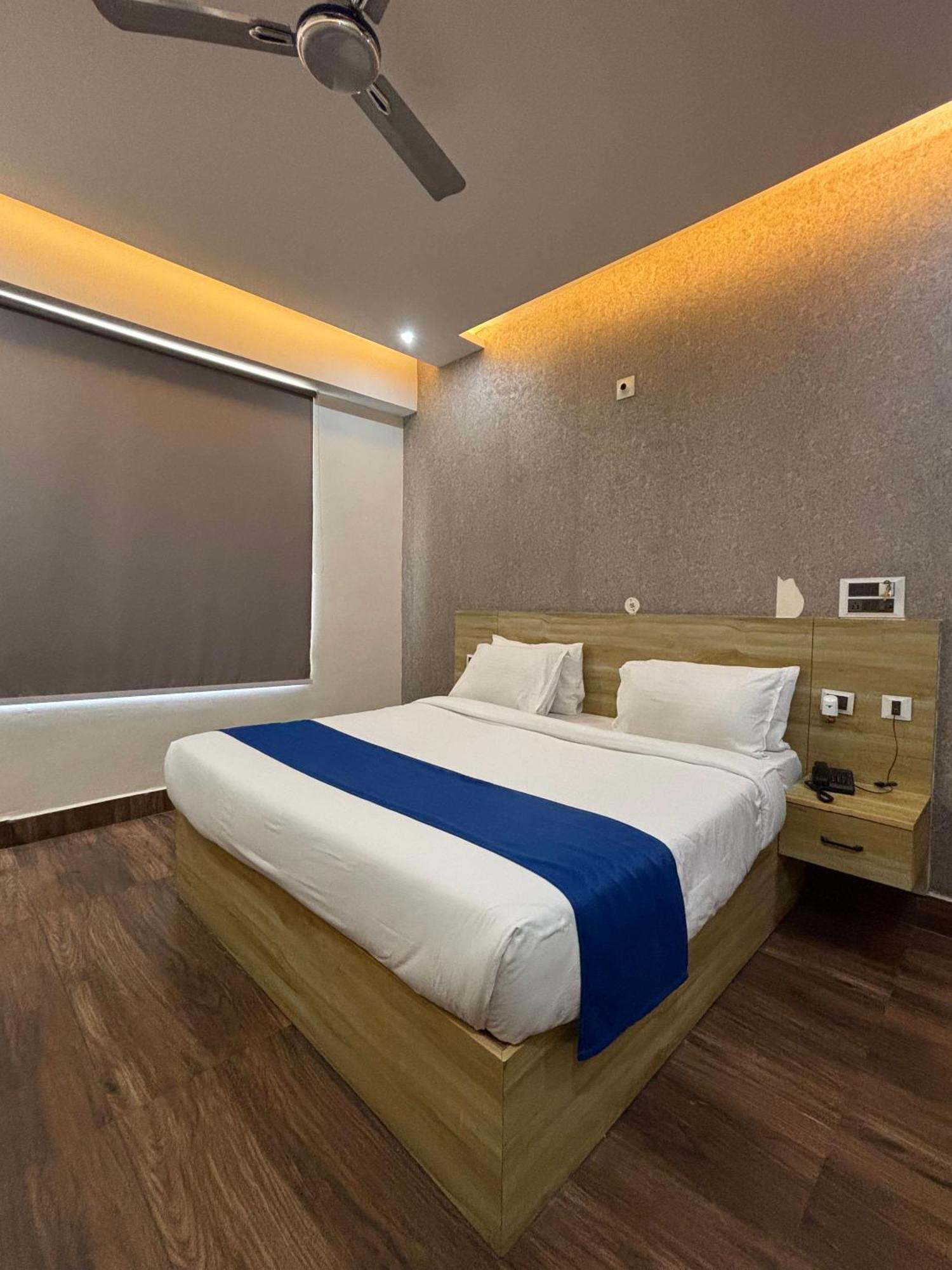 Dolphin Club Hotel Chinhat Bagian luar foto
